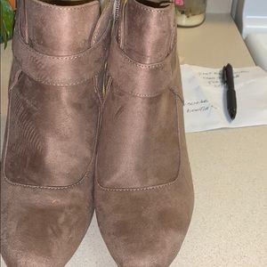 An pairs taupe gray suede